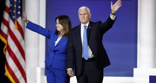 Mike Pence waves after announcing his withdrawal from the race
