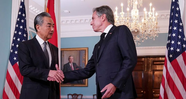 U.S. Secretary of State Antony Blinken shakes hands with Chinese Foreign Minister Wang Yi as they meet at the State Department in Washington, U.S., October 26, 2023. REUTERS/Sarah Silbiger/File Photo