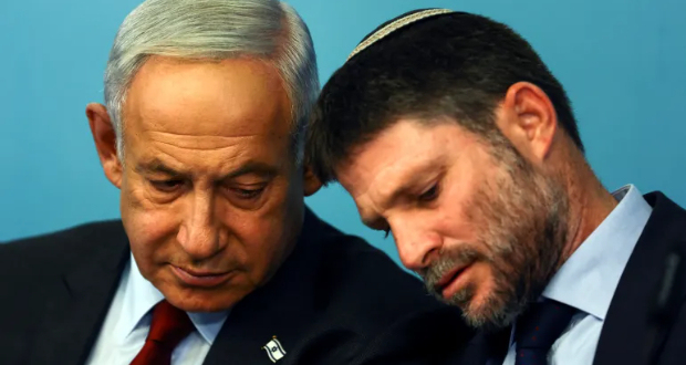 From left, Israeli Prime Minister Benjamin Netanyahu and his finance minister, Bezalel Smotrich [File: Ronen Zvulun/Pool]