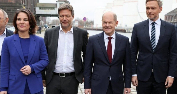 Olaf Scholz (third from L) presented the deal in Berlin with leaders of the Greens and Free Democrats