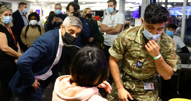 Mayor of London, Sadiq Khan visits a coronavirus disease (COVID-19) pop-up vaccination centre at Chelsea football ground, Stamford Bridge in London, Britain, December 18, 2021. REUTERS/David Klein