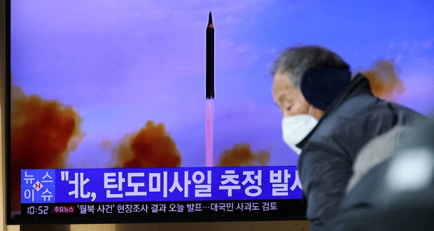  People watch a TV broadcasting file footage of a news report on North Korea firing a ballistic missile off its east coast, in Seoul, South Korea, January 5, 2022. REUTERS/Kim Hong-Ji