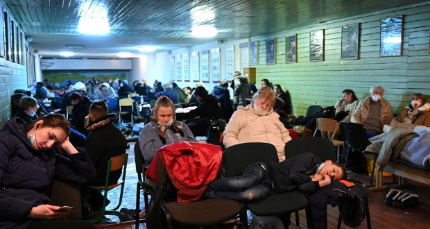 People gather in an air raid shelter in Kyiv, Ukraine February 25, 2022. REUTERS/Viacheslav Ratynskyi