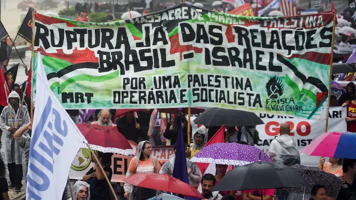 People hold a banner, as they take part in a social movements and unions protest in solidarity with Palestinians in Gaza, amid the Israel-Hamas conflict, ahead of the G20 Summit, in Rio de Janeiro, Brazil November 16, 2024. REUTERS/Tita Barros