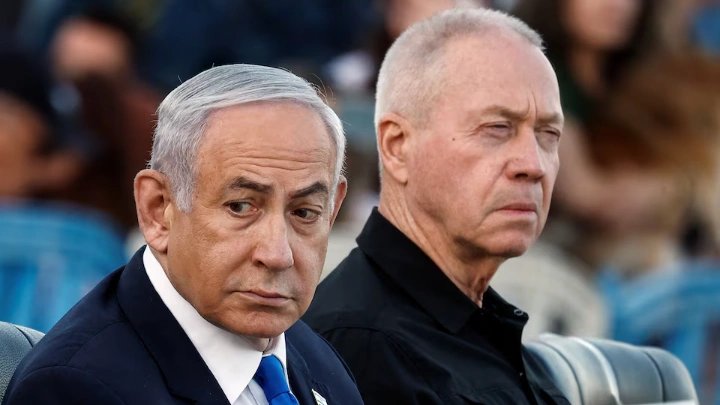 Israeli Prime Minister Benjamin Netanyahu and Israeli Defense Minister Yoav Gallant attend a ceremony for the 70th cohort of military combat officers, at an army base near Mitzpe Ramon, Israel, October 31, 2024. REUTERS/Amir Cohen/File Photo