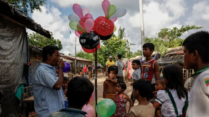  A man sells balloons to Rohingya children at a refugee camp, in Cox's Bazar, Bangladesh, September 27, 2024. REUTERS/Stringer