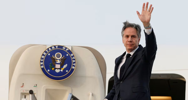 U.S. Secretary of State Antony Blinken waves as he boards an airplane to depart for the Philippines from Osan Air Base, in Pyeongtaek, South Korea, March 18, 2024. EVELYN HOCKSTEIN (REUTERS)
