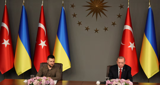 Turkish President Tayyip Erdogan and Ukrainian President Volodymyr Zelenskiy attend a press conference in Istanbul, Turkey, July 8, 2023. REUTERS/Umit Bektas/File Photo 